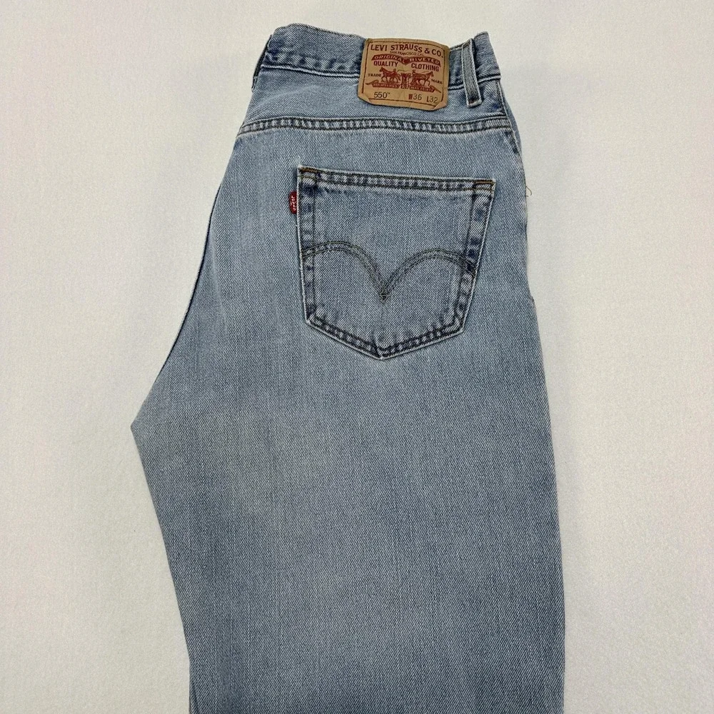 Vintage Levis 550 Jeans Mens 34x32 Blue Relaxed Tapered Denim Light Wash Y2K